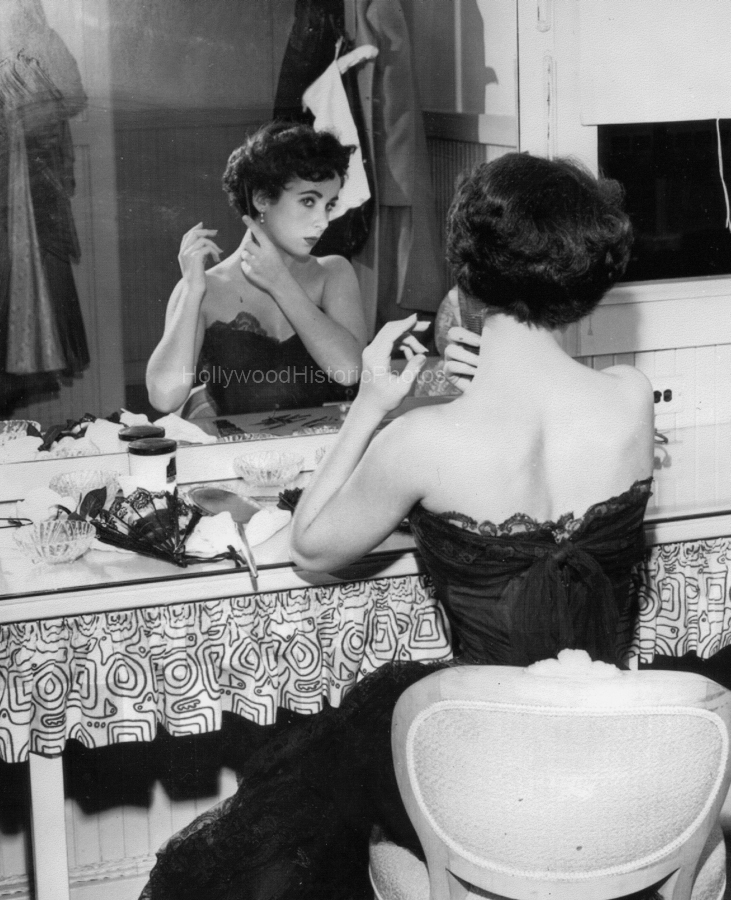 Elizabeth Taylor 1951 3 Behind the scenes during filmimg of A Place in the Sun wm.jpg